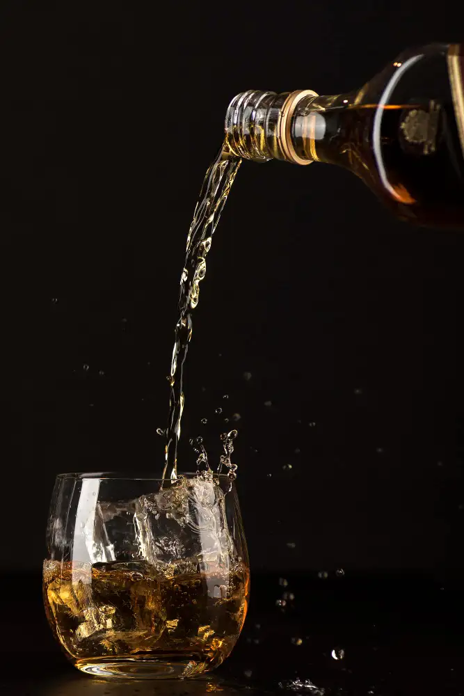 Rafturi cu băuturi fine în magazinele Prăvălia cu Licori